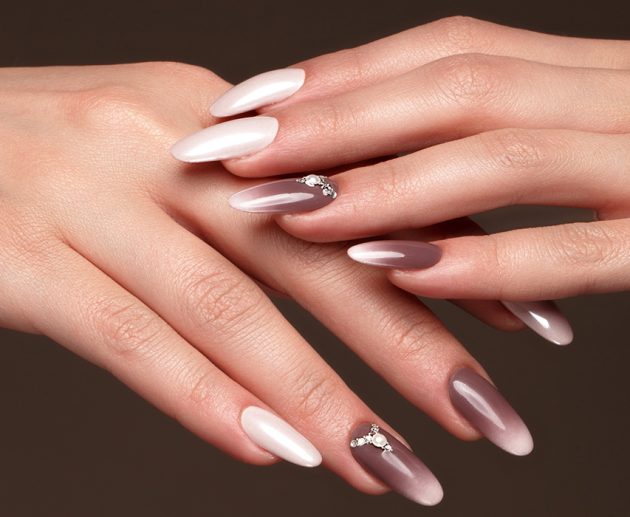 Nie potrzebujesz wizyty w drogim salonie, żeby cieszyć się pięknym ombre na paznokciach! Ten efekt jest dziecinnie prosty i zrobisz go sama w domu