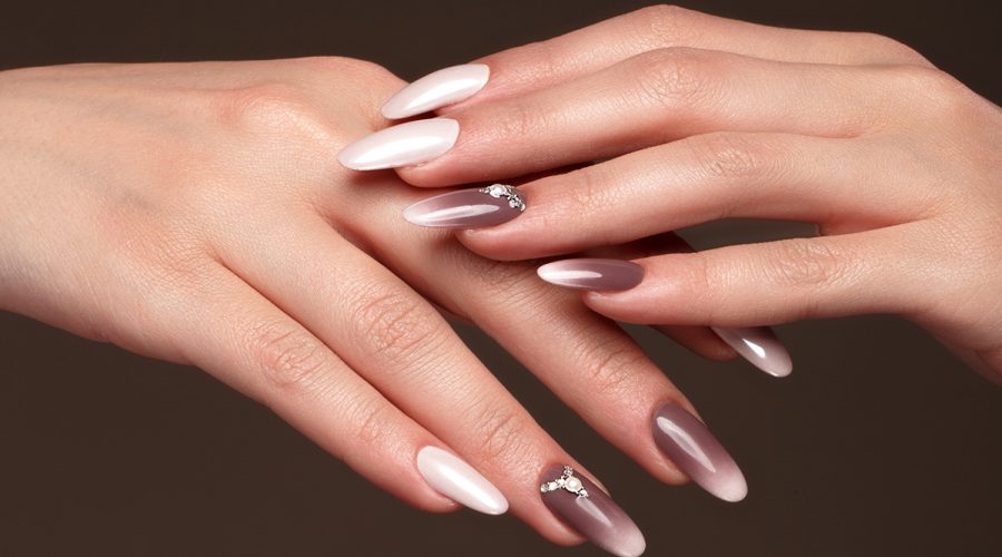 Nie potrzebujesz wizyty w drogim salonie, żeby cieszyć się pięknym ombre na paznokciach! Ten efekt jest dziecinnie prosty i zrobisz go sama w domu